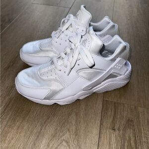 Men’s White Nike Hurrache Shoes Size 9.5